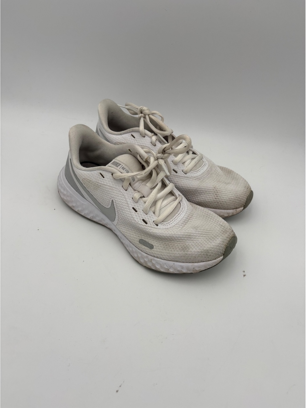 Nike Revolution 5 Woman’s 6.5 White and Gray Running Shoes Nike Sneakers - Picture 2 of 9